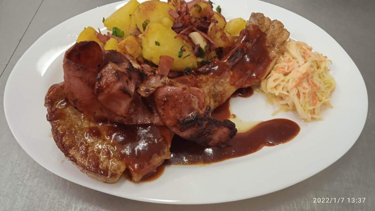 Mala Svata Hora - Penzion & Restaurace Mníšek pod Brdy Dış mekan fotoğraf