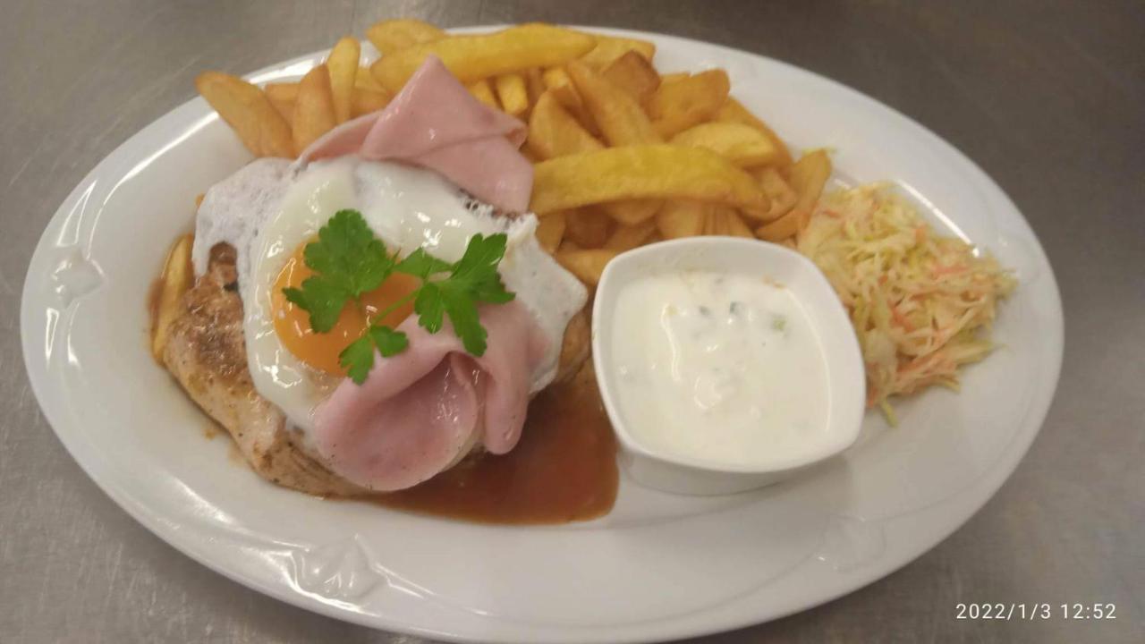 Mala Svata Hora - Penzion & Restaurace Mníšek pod Brdy Dış mekan fotoğraf